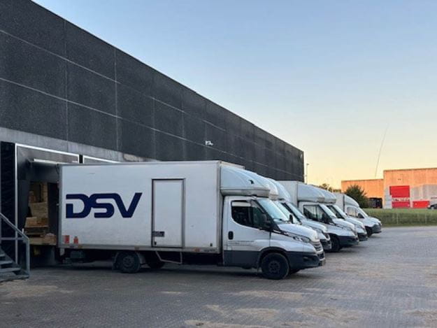 DSV lastbiler der holder foran lager med åbne dører
