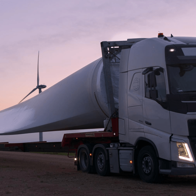 Lastbil med vindmølle vinge 