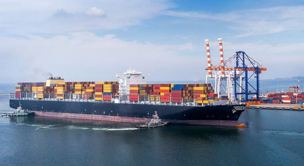 Fyldt containerskib ligger i havn