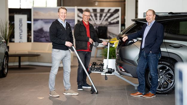 Vuosien myötä Bassadonen ja DSV:n yhteistyö on vain kasvanut. Kuvassa Automotive Nordic Oy:n varaosa- ja logistiikkatoimintojen johtaja Tapio Kontkanen, Bassadonen osto- ja logistiikkapäällikkö Reijo Kortesalmi ja DSV:n Key Account Manager Pekka Virtanen.