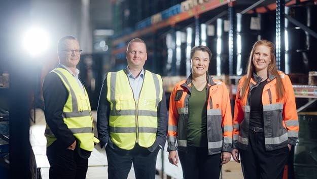 DSV auttaa GTP Finlandia logistiikassa. Kuvassa DSV:n Jukka Pajunen ja Jukka Simonen sekä GTP Finlandin Elsa Klippel ja Nina Fallström.