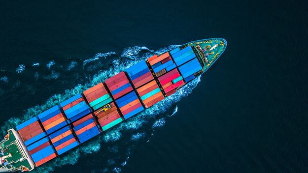 Konttilaiva seilaa merellä.