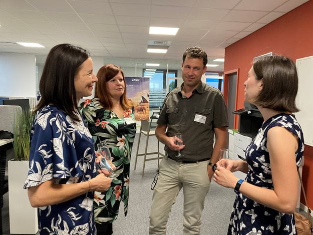 Groupe de personnes qui discutent