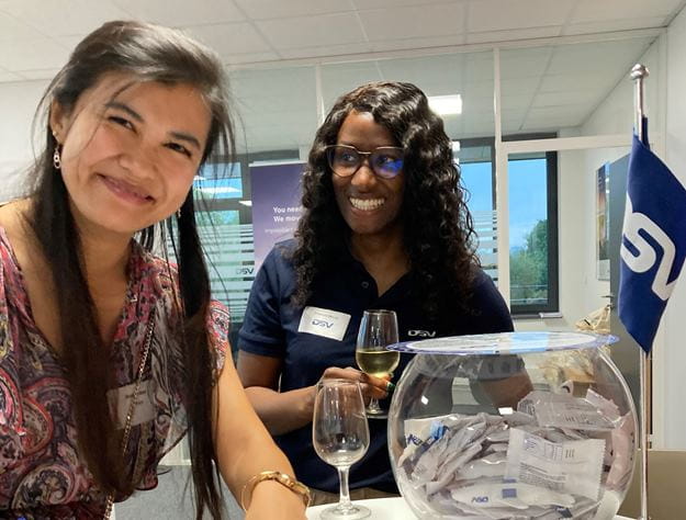 deux femmes souriantes