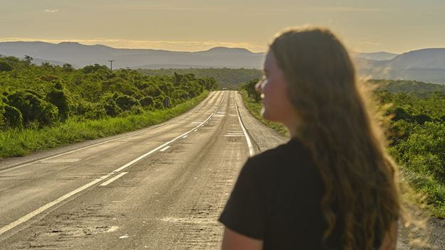 Frau blickt in den Horizont