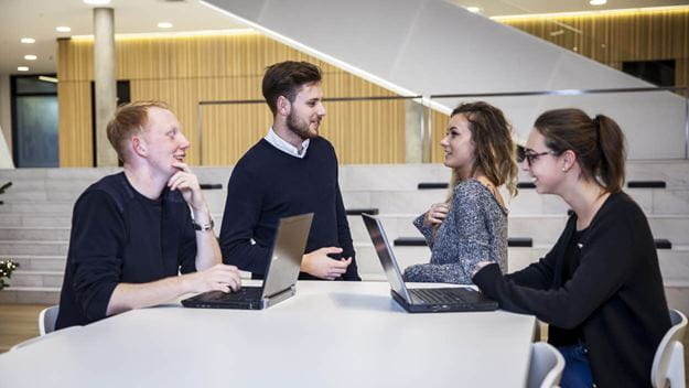 DSV Mitarbeiter sitzen am Tisch zusammen