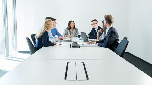 pracownicy dsv przy stole w biurze