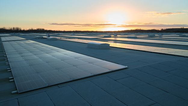 Solcellepaneler installert på et flatt tak