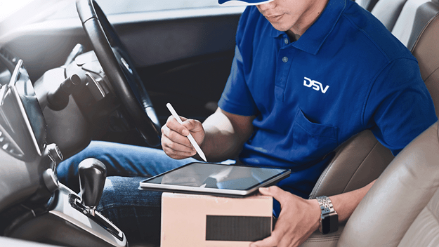 Kuriiri toimittaa lähetystä