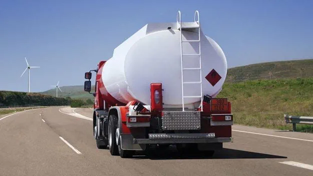 Lkw mit Gefahrgut auf Landstraße