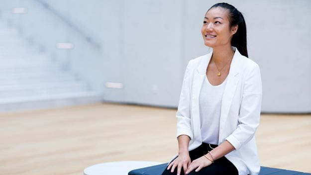 Kobieta w jasnym pomieszczeniu