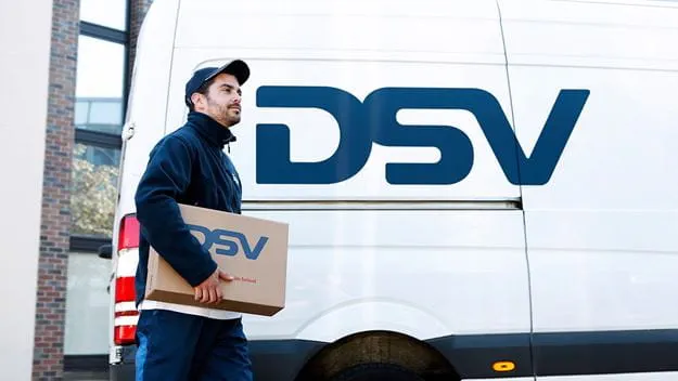 DSV Mitarbeiter vor DSV Sprinter liefert Karton aus