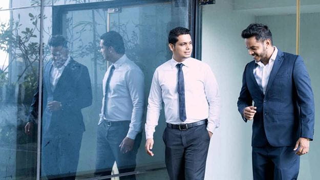 Rozmawiający mężczyźni