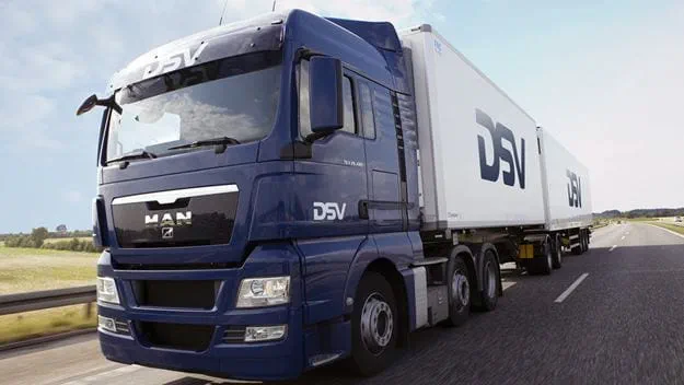 DSV Lkws auf Landstraße