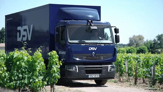 Lkw auf Feldweg