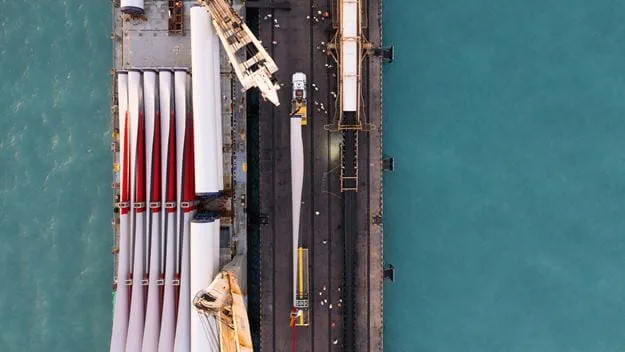 Rotor blades of a wind turbine moved from a ship to a bridge