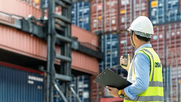Containerumladung im Hafen