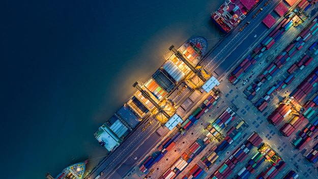 Logística e transporte de navio cargueiro porta-contêineres e avião cargueiro com ponte rolante em funcionamento no estaleiro ao nascer do sol, histórico da indústria de logística, importação, exportação e transporte.