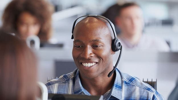 Mannelijke klantenservice medewerker met headset