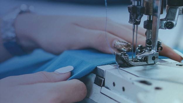 Reparatieservices met behulp van een naaimachine