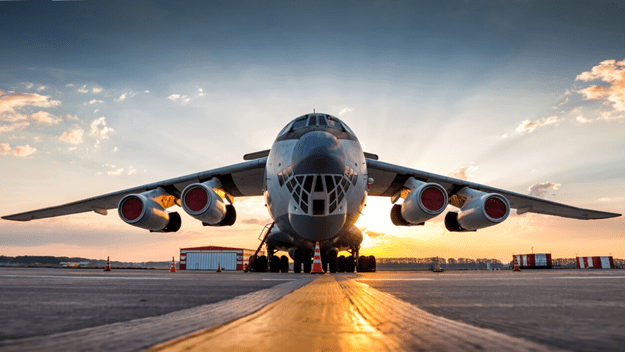 Avión de frente estacionado en pista aérea durante el atardecer