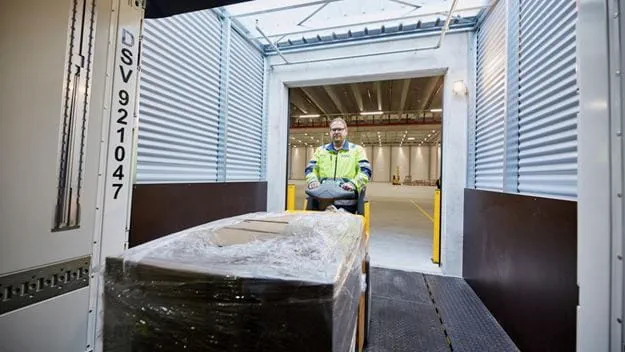 Personal de DSV cargando contenedor con la mercancía del cliente.