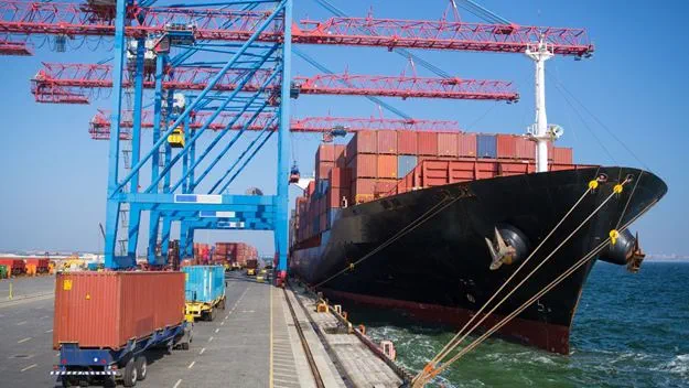 Buque en puerto siendo cargado con contenedores | DSV