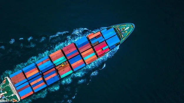 Buque cargado de contenedores, navegando hacia su destino