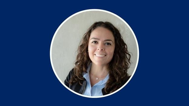 Fotografía de Alicia Durón en fondo azul DSV