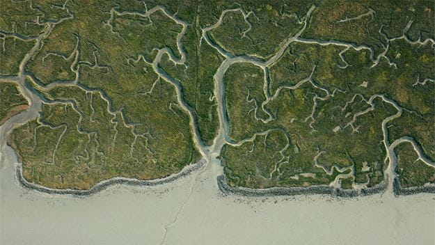 Weg met uitzicht op de bergen en de zee