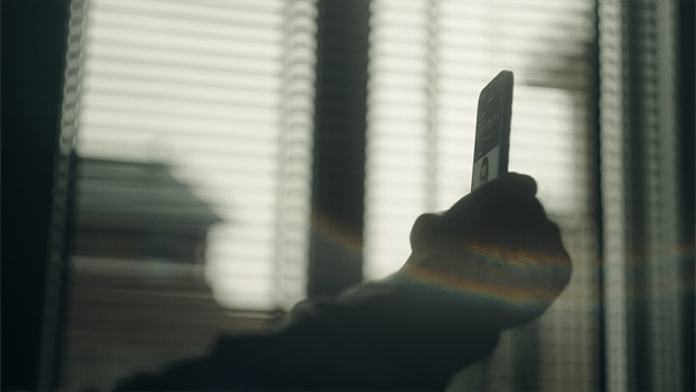 Mobiele telefoons die aan de muur hangen om tentoongesteld te worden