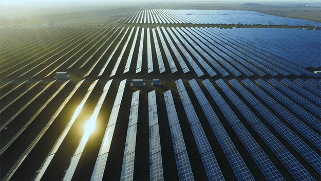 Zonnepanelen op een veld