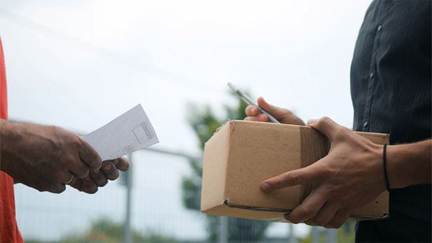 dsv transport en logistiek klant tekent voor ontvangst pakket