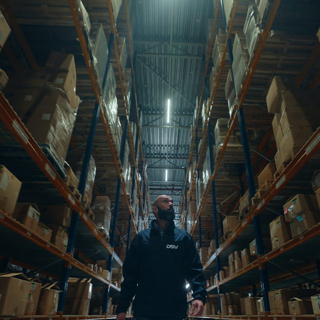 dsv transport en logistiek Joost Spoel in warehouse