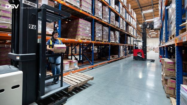 Truck kjører langs lagerreoler på Vestby