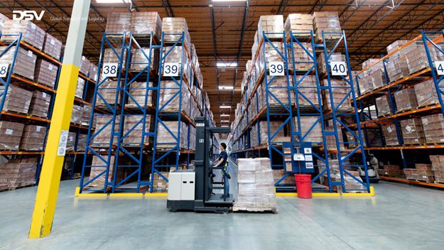 To store, høye lagerreoler på Vestby lagerfasilitet