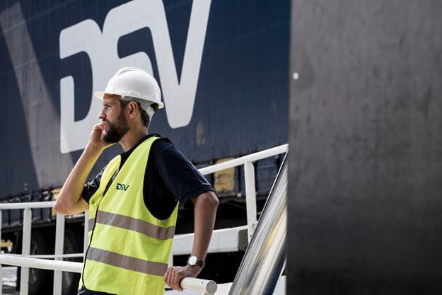 Pracownik rozmawiający przez telefon