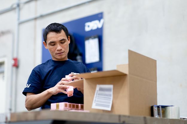 Pracownik pakujący paczkę