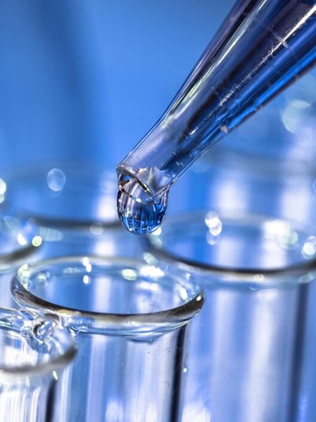 Two DSV employees - a woman with a yellow safety west and a man in a blue shirt - in dialogue in a warehouse