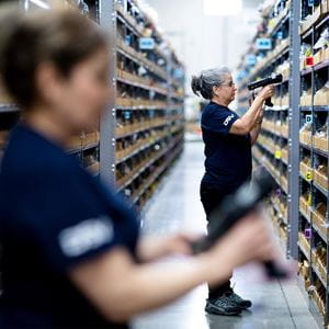 DSV Mitarbeiter im Lager scannen Waren