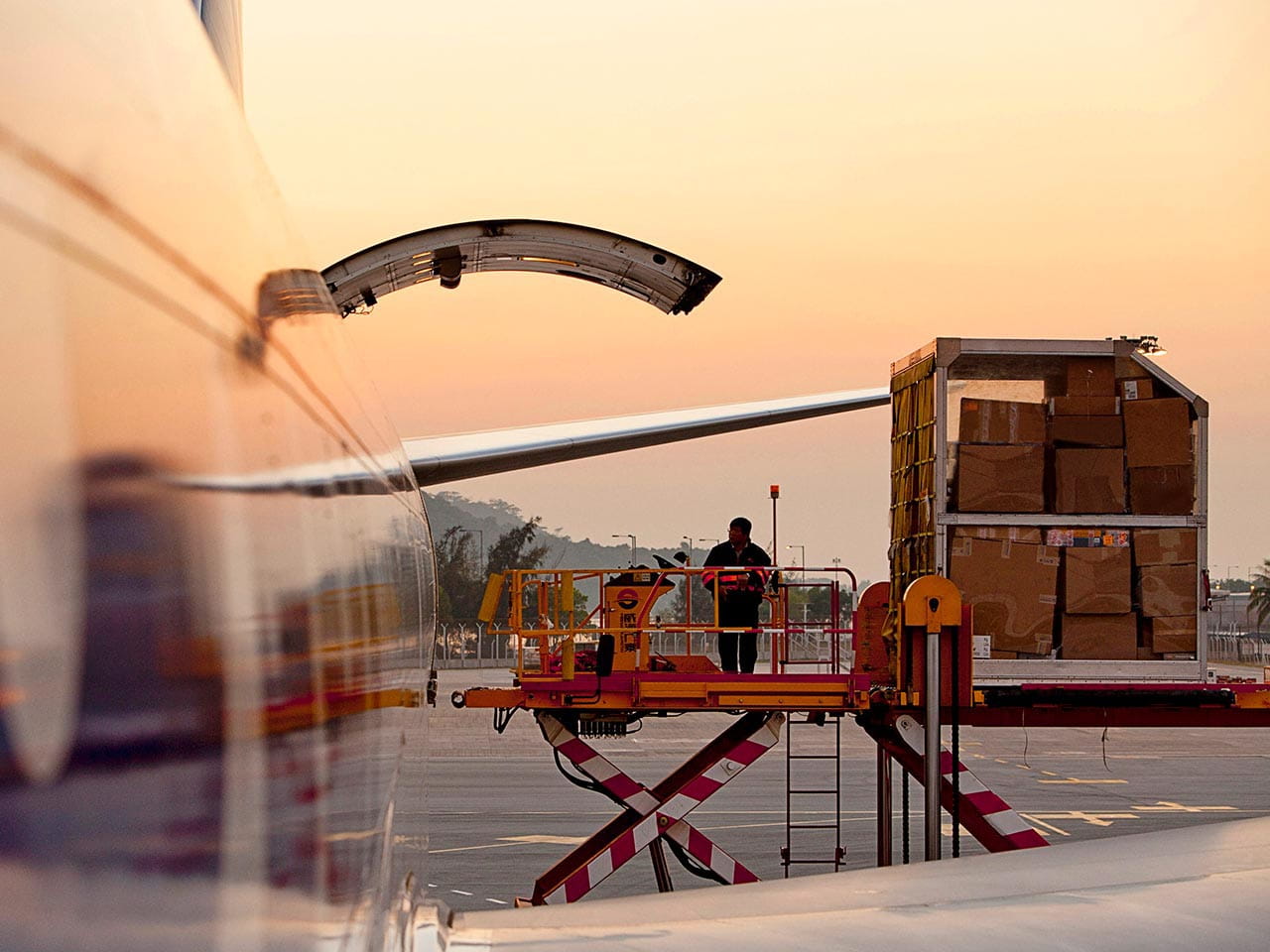 Flugzeug mit offener Ladeluke