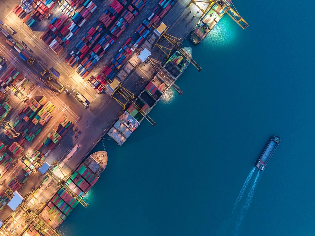 Schiff am Hafen von oben