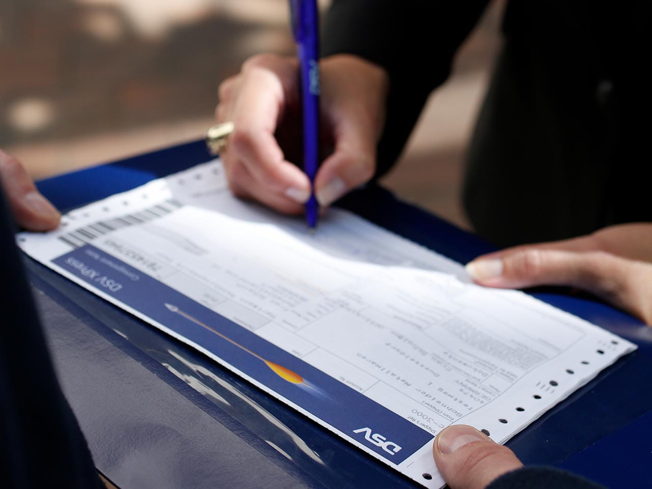 Mann unterschreibt Unterlagen