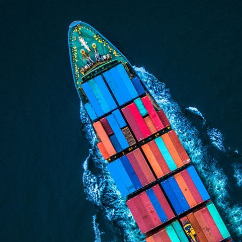 Containerschiff auf See