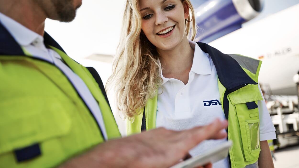 DSV employees discussing the benefits of an electronic bond store and the impact it has on admin