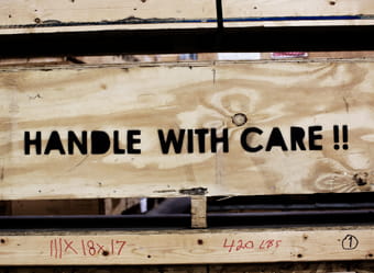 Kiste Handle with Care Logistikverträge